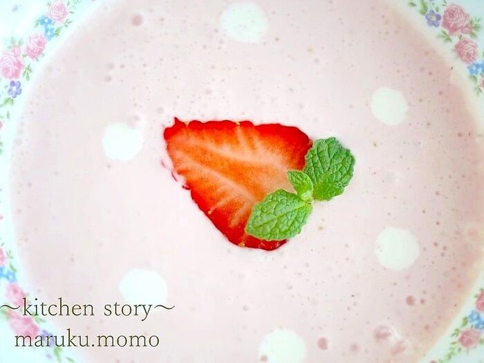 4.薄切り苺を浮かべる。