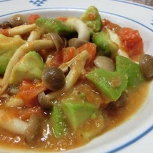 炒めただけでシチューになった!? アボカドとトマトときのこの柚子胡椒味噌炒め