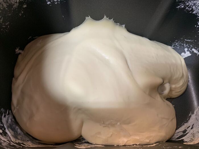 ホームベーカリーでパン生地を捏ねます。