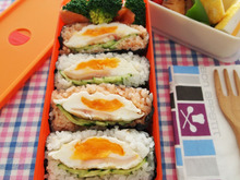 新生活応援!簡単ランチレシピ「ハムエッグのおにぎらず弁当」