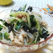 抱えて食べたい♪ きゅうりと鶏ハムの春雨中華サラダ
