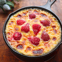 混ぜて焼くだけの極上スイーツ♡苺のフラン