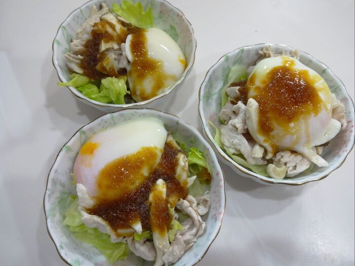 レタス➡豚しゃぶ・マイタケ➡温玉トッピング♪ ドレッシングをかけて完成(^_^)v