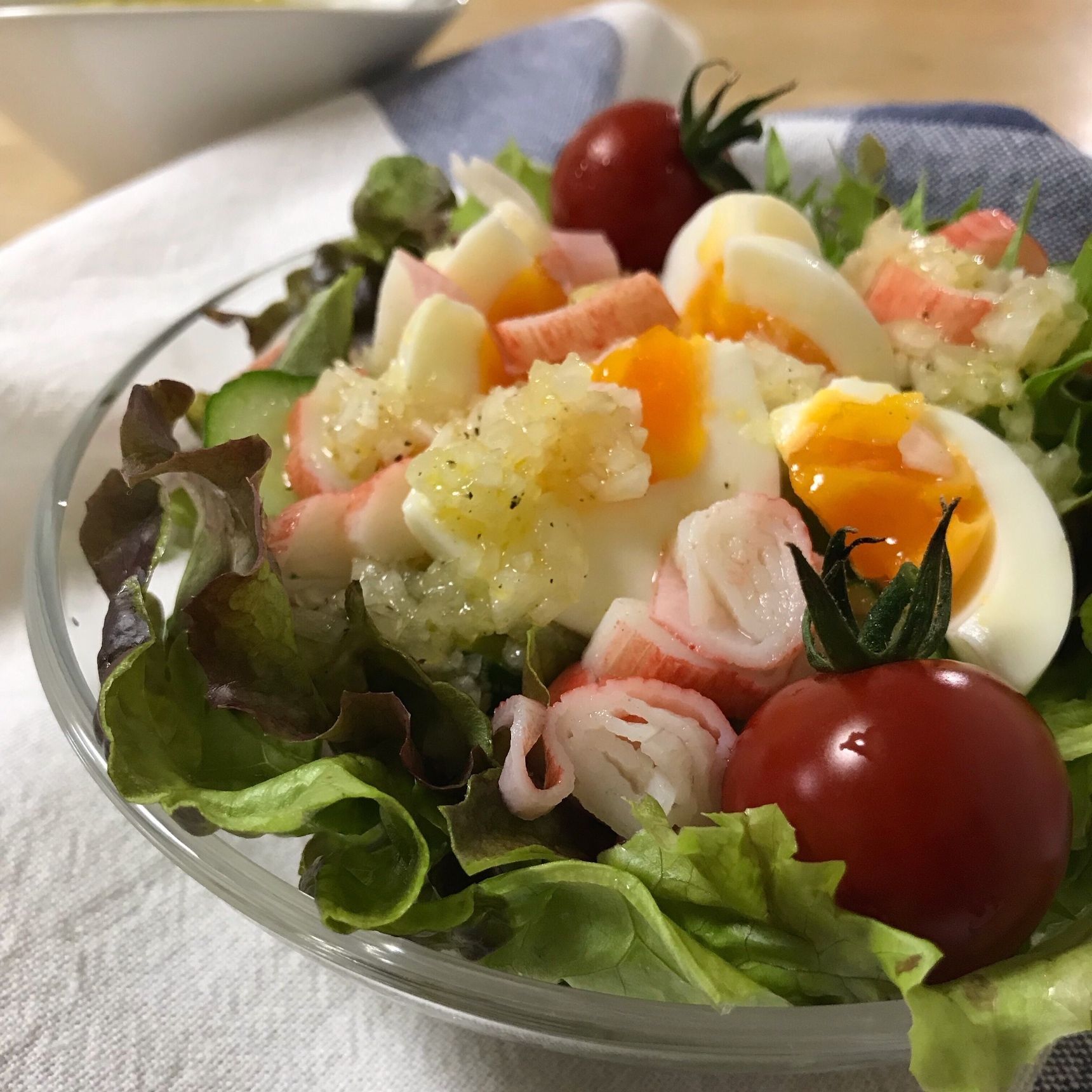 新玉ねぎのレモンドレッシングで♩ゆで卵とかにかまのサラダ
