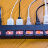 放置すると危険!見落としがちな電源タップの正しい掃除方法