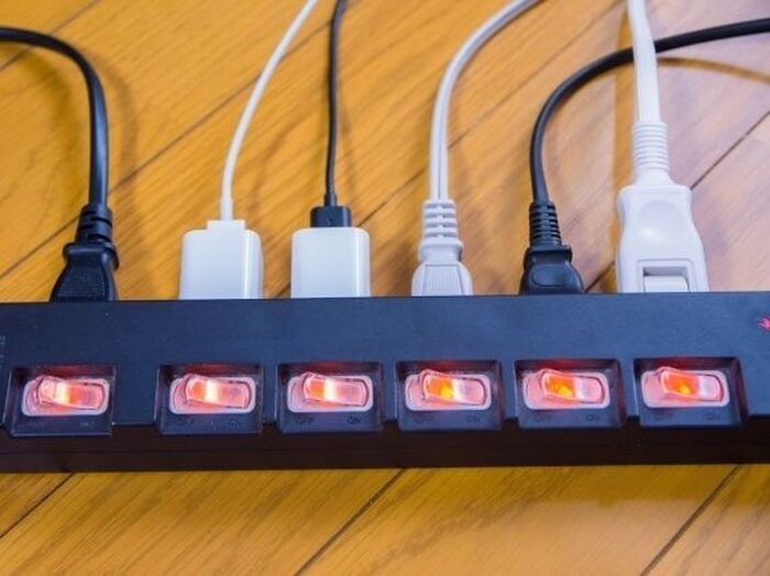 放置すると危険!見落としがちな電源タップの正しい掃除方法