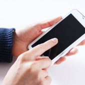 除菌ティッシュの使用はNG! スマホの正しいお手入れ方法