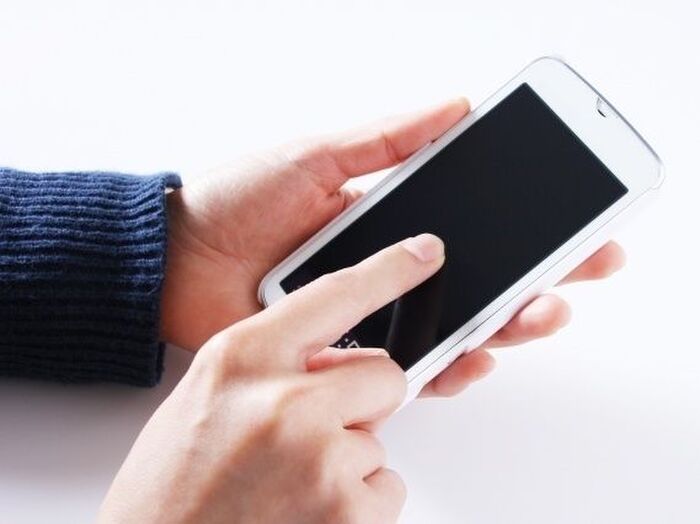 除菌ティッシュの使用はNG! スマホの正しいお手入れ方法