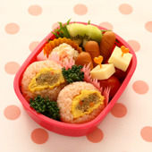 新生活応援!簡単ランチレシピ「ふっくらオムレツにぎり弁当」