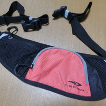 ウエストポーチでフットレスト@新幹線の旅