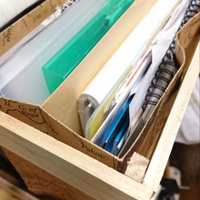 サイズも色もばらばら!そんなファイルたちもコンテナで解消☆使い慣れたものを使い続ける方法