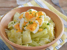 簡単!キャベツとゆで卵のホットサラダ。キャベツが甘い♪