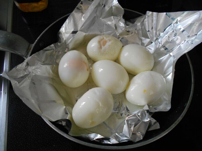 ゆで卵をフライパンホイルシートで焼く