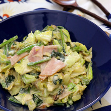 キャベツとほうれん草のからしマヨ炒め。