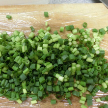 ラップ1枚で☆ まな板のねぎが散らばらない!