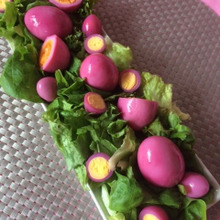 ショッキングピンクの味付けたまご~ドラゴンフルーツと白だしに漬けて