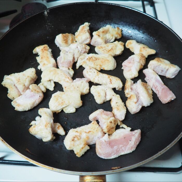 鶏肉を炒めます。