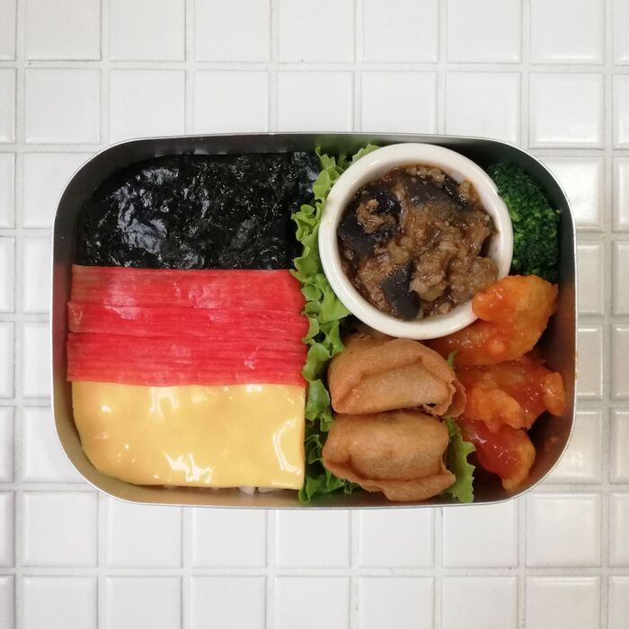 ①お弁当箱に詰めます。