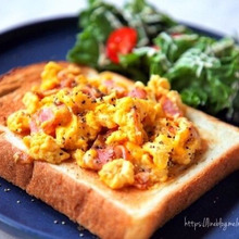 ♡卵1個de大満足♡カルボ炒めのっけトースト♡