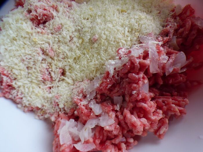 パン粉・玉ねぎ・合いびきを混ぜる。