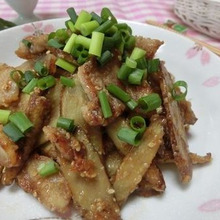 梅味噌だれが美味しすぎる♪ ごぼうと豚バラの梅ごま味噌炒め