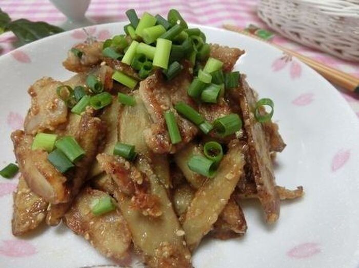 梅味噌だれが美味しすぎる♪ ごぼうと豚バラの梅ごま味噌炒め
