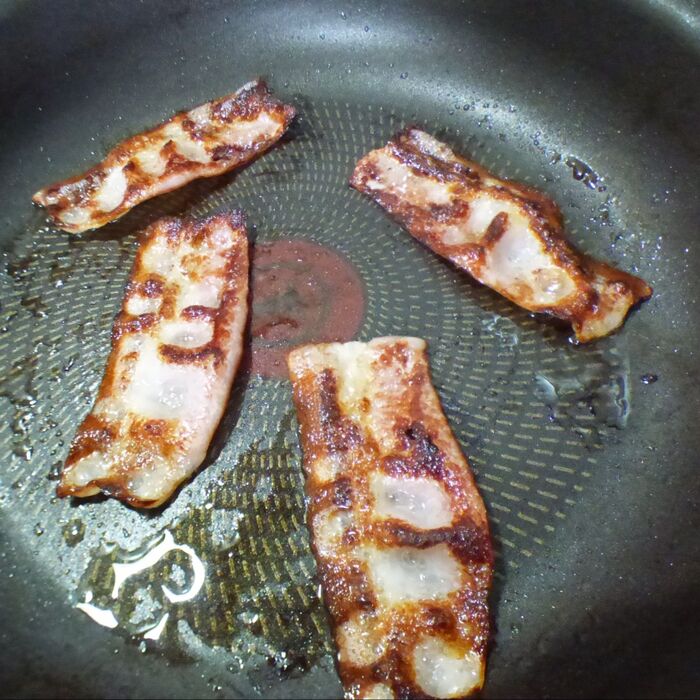 カリカリベーコンを焼く。