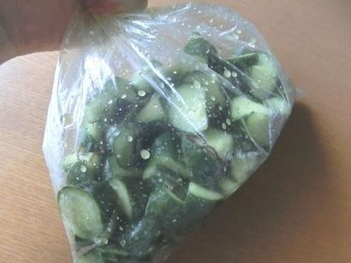 1.材料をポリ袋に入れる