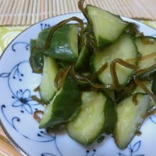ポリ袋で一晩がウマい☆ きゅうりの塩昆布わさび浅漬け