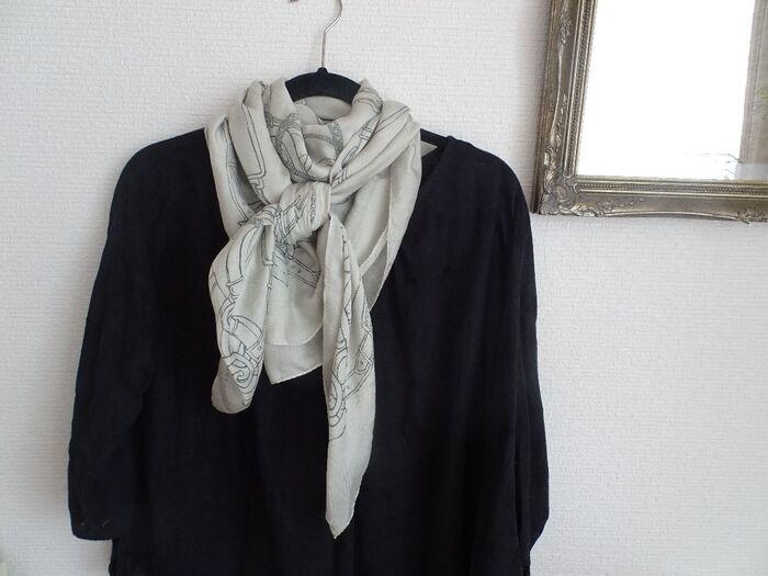 1つめは定番のスカーフ類