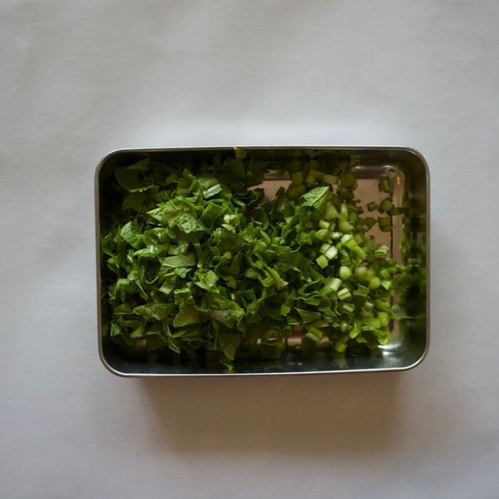 1 かぶの葉を切ります。