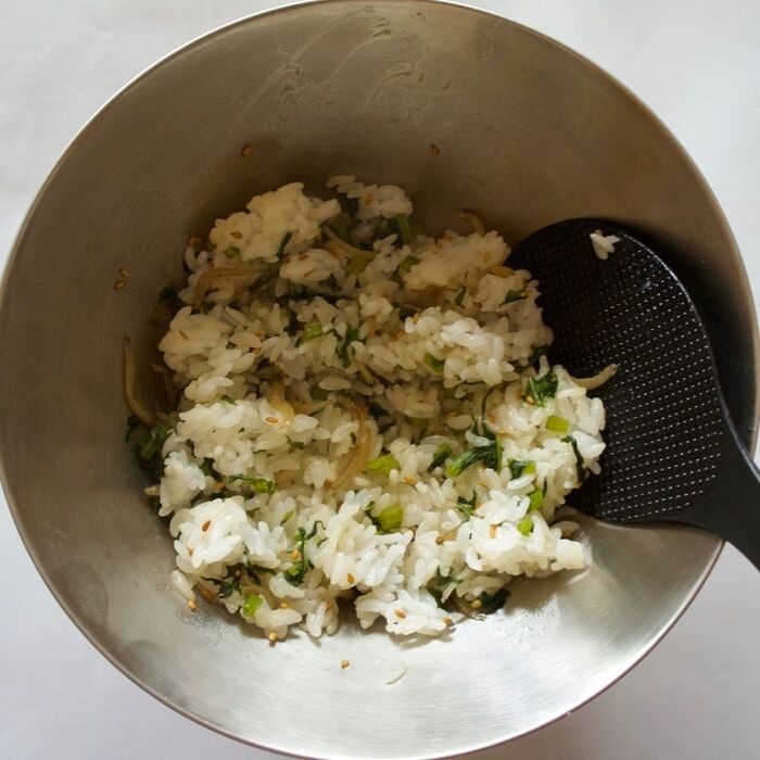 3 ご飯と混ぜ、握ります