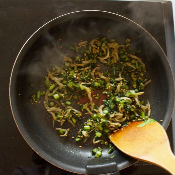 2 葉とじゃこ、調味料を加えます