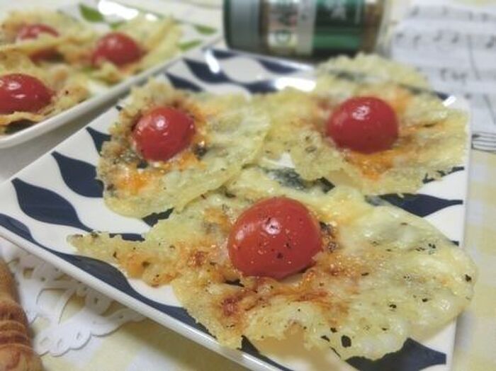 フライパンでおつまみ☆ プチトマトのチーズせんべい