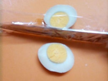 ワン・ツー・スリーで簡単にゆで卵が綺麗に切れちゃいます!