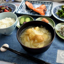 なつかしいお味~ごま油香るジャガイモと玉ねぎのお味噌汁