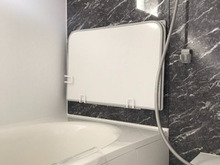 お風呂のふたを浮かせて収納する便利なアイテム