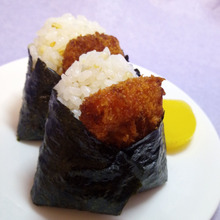 中身はおかか・白身魚フライを巻いて「のり弁風おにぎり」