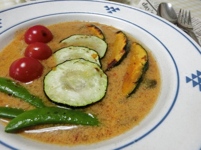 レトルトカレー1つで2人分♪ 焼き野菜のせ豆乳スープカレー