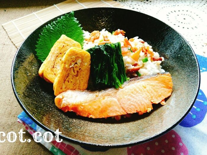 五目ご飯に鮭の塩焼き、出汁巻玉子どんぶり