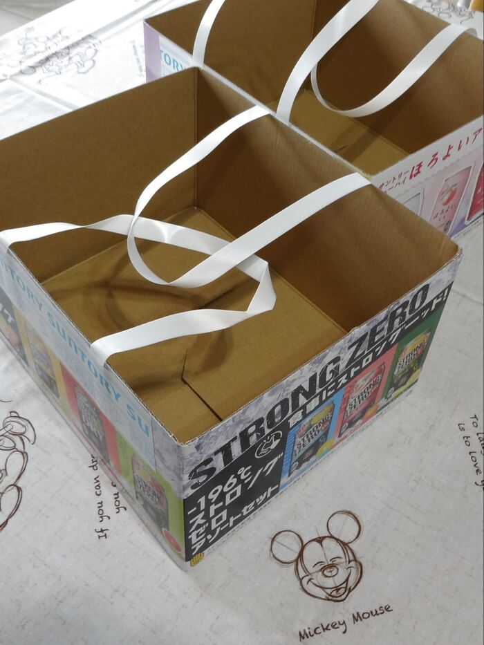 チューハイの12本入り箱にリメイクシートを貼る