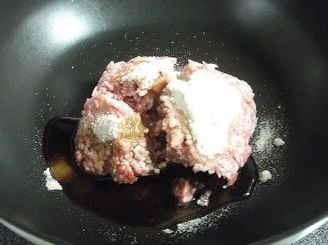 火にかけていないフライパンに材料を入れていく