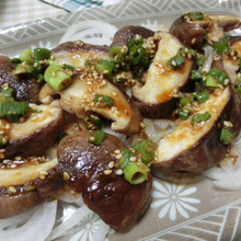 肉厚椎茸を新玉ねぎ&醤油だれで♪ 焼き椎茸のタタキ風
