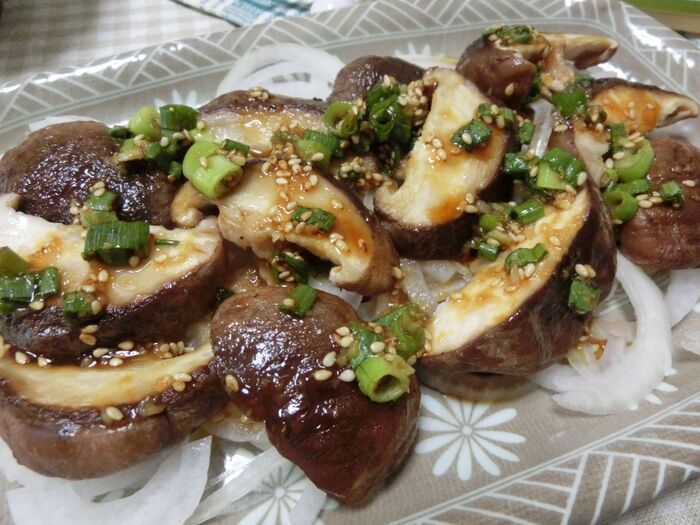 肉厚椎茸を新玉ねぎ&醤油だれで♪ 焼き椎茸のタタキ風