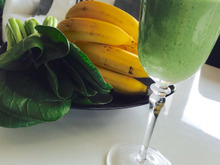 美肌を期待!冷凍バナナ&小松菜スムージー