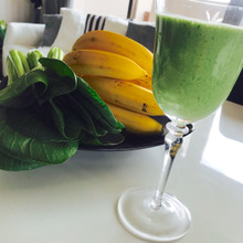 美肌を期待!冷凍バナナ&小松菜スムージー