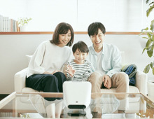 「声」だけでビデオ通話やレシピ検索ができる。多機能で家族みんなをサポート - LINE Clova
