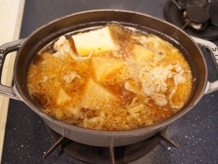 スープを加えて煮ます。