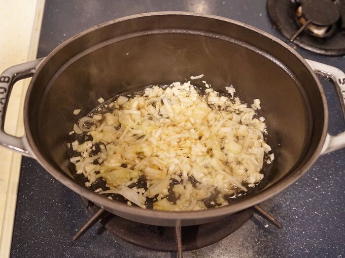 材料を炒めていきます。