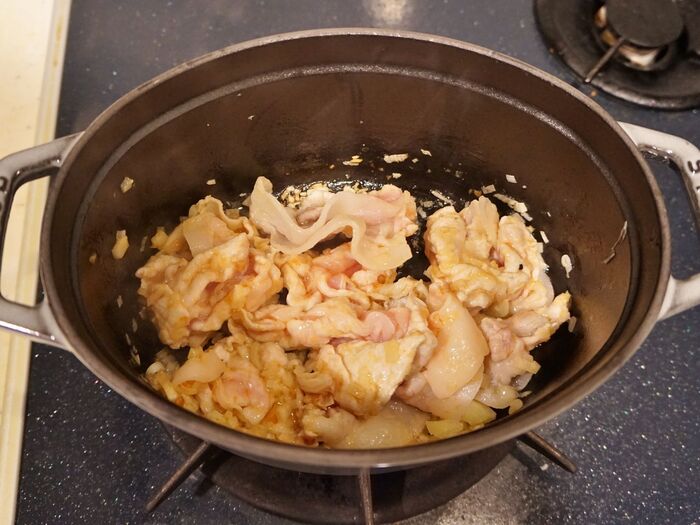 豚ロース薄切り肉で柔らかく仕上げます。